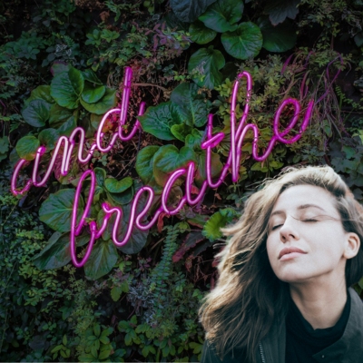 Schriftzug "and breathe"