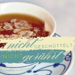 Eine Tasse Ostfriesentee, darüber der Schriftzug "nicht geschüttelt, nicht gerührt"