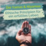 Abbildung einer Hand, die einen Kompass hält. Darüber der Schriftzug "Die Yamas & Niyamas: Ethische Prinzipien für ein erfülltes Leben"