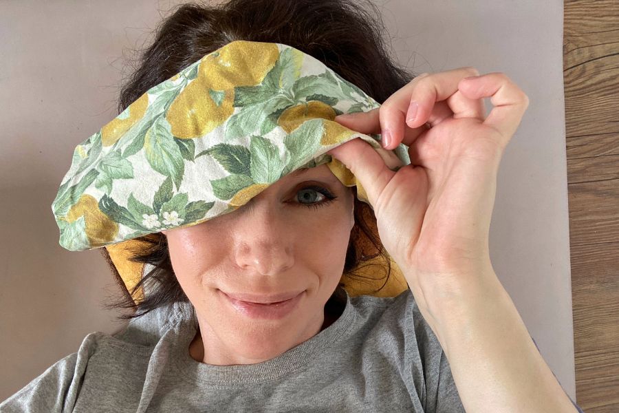 Stefanie Seher; bereit für Savasana (mit Lavendel-Augenkissen aus der Toskana)
