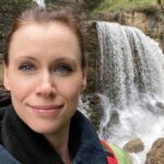Die Meditationslehrerin Stefanie Seher vor den Kuhfluchtwasserfällen in Farchant bei Garmisch-Partenkirchen