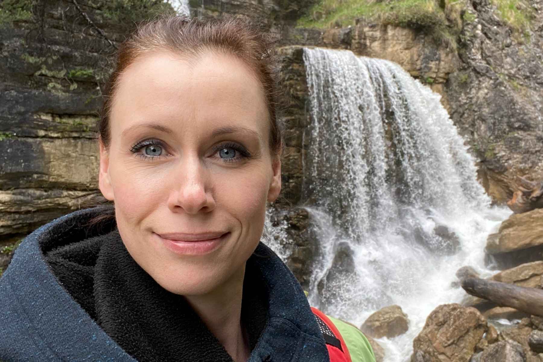 Die Meditationslehrerin Stefanie Seher vor den Kuhfluchtwasserfällen in Farchant bei Garmisch-Partenkirchen