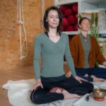 Stefanie Seher und eine Kursteilnehmerin in der Meditation