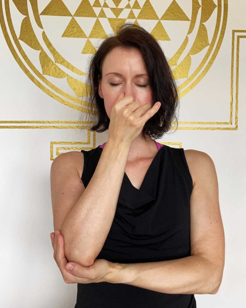 Die Yoga- und Meditationslehrerin Stefanie Seher demonstriert die Wechselatmung mit Vishnu Mudra