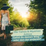 Eine Frau geht mit Koffern in der Hand einen Waldweg entlang. Darüber der Schriftzug: "Die Yamas & Niyamas: Asteya. Gehst du deinen Weg – oder den der anderen?"