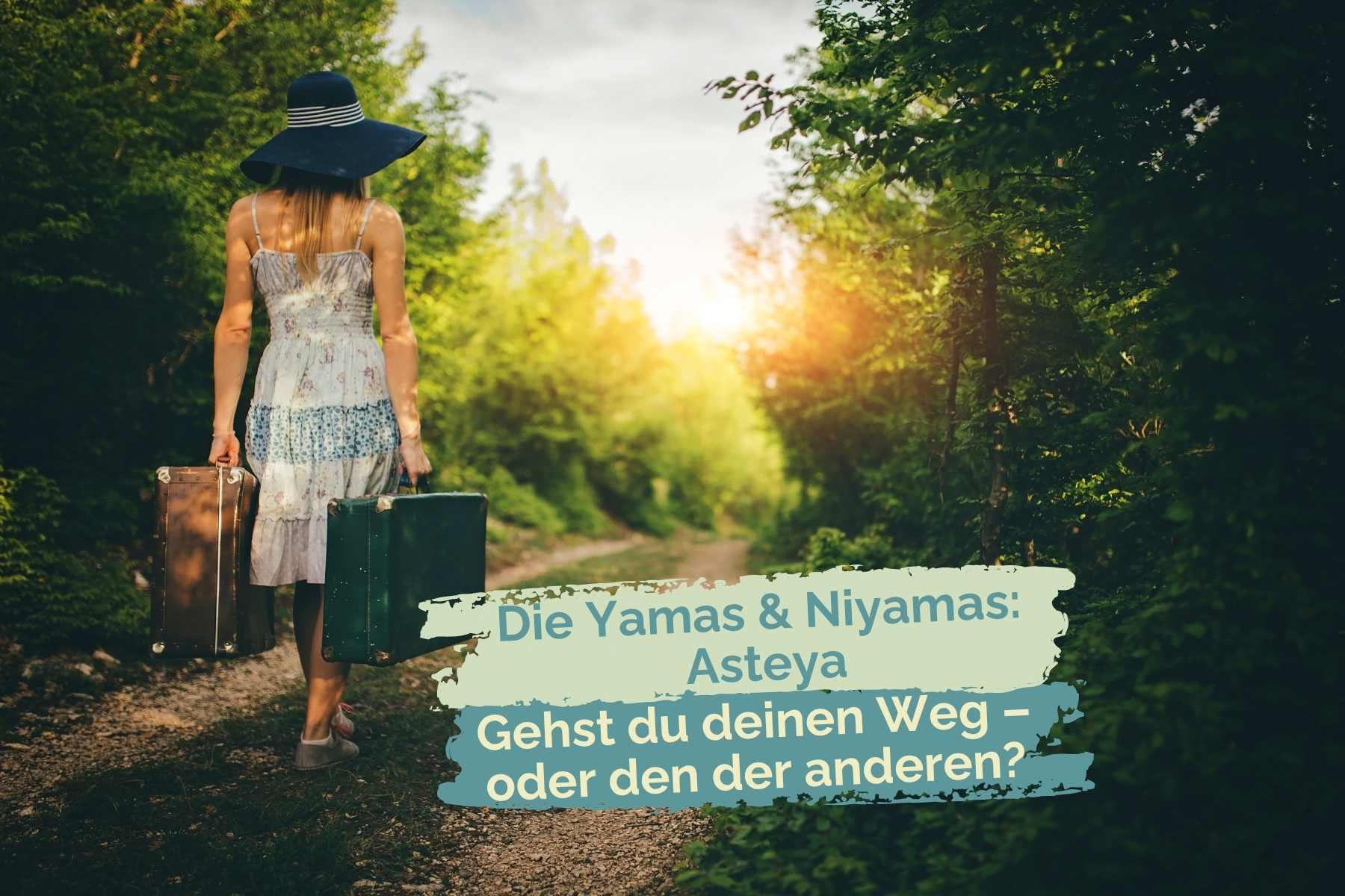 Eine Frau geht mit Koffern in der Hand einen Waldweg entlang. Darüber der Schriftzug: "Die Yamas & Niyamas: Asteya. Gehst du deinen Weg – oder den der anderen?"