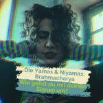 Junge, gestresste Frau hält sich die Ohren zu. Darunter der Schriftzug: "Die Yamas & Niyamas: Brahmacharya. Wie gehst du mit deinen Sinnen um?"