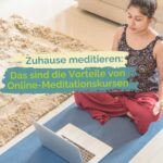 Eine Frau sitzt im Wohnzimmer auf einer Yogamatte und meditiert, vor ihr steht ihr Laptop. Darüber der Schriftzug "Zuhause meditieren: Das sind die Vorteile von Online-Meditationskursen"