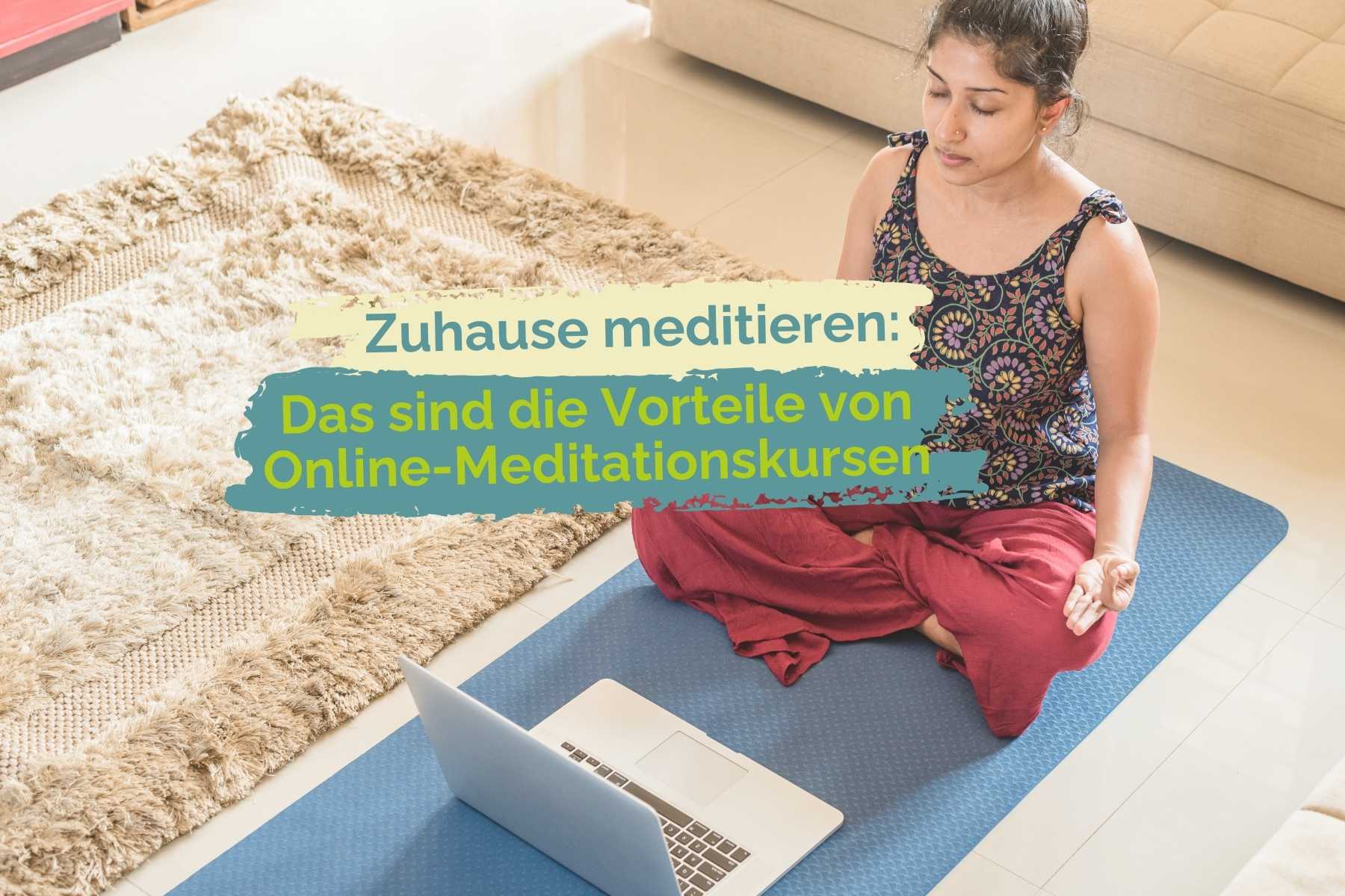 Eine Frau sitzt im Wohnzimmer auf einer Yogamatte und meditiert, vor ihr steht ihr Laptop. Darüber der Schriftzug "Zuhause meditieren: Das sind die Vorteile von Online-Meditationskursen"