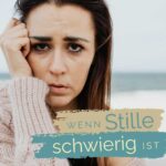 Nahaufnahme einer dunkelhaarigen Frau am Strand. Sie hat eine Hand am Kopf und sieht erschöpft aus. Darunter der Schriftzug "Wenn Stille schwierig ist"