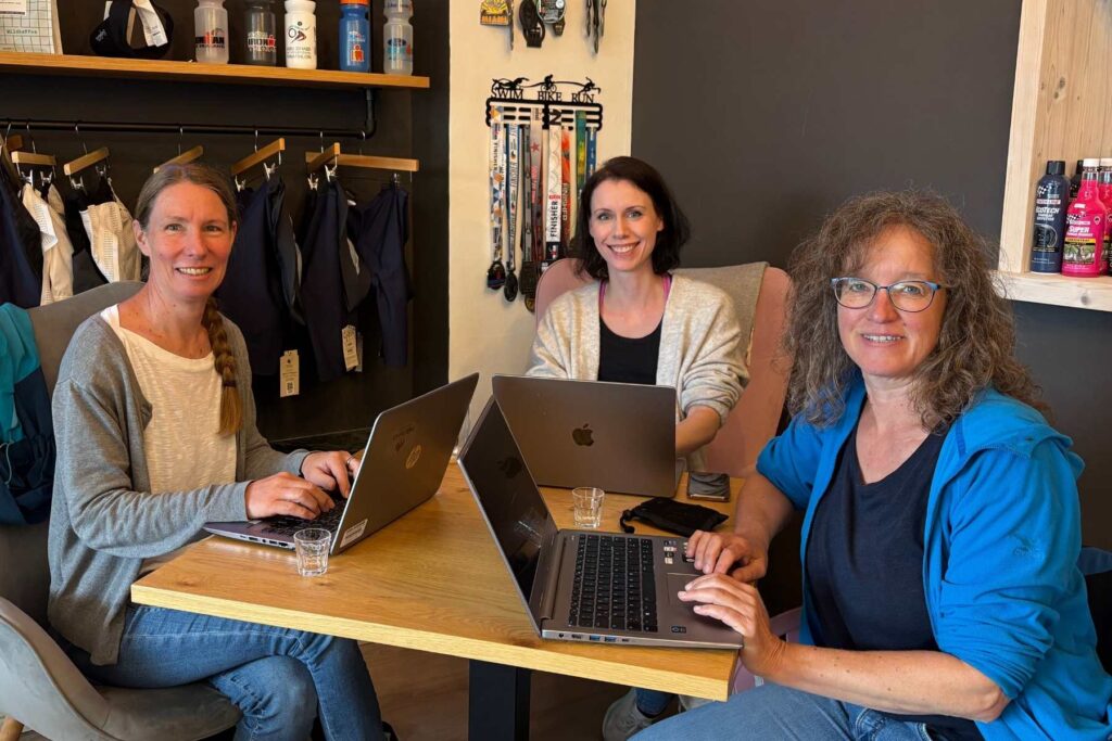 Co-Blogging-Treffen in Farchant: Die Bloggerinnen Birgit Rotter, Stefanie Seher und Ilke Paul im Café EnergyLab