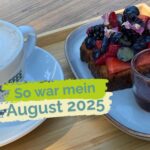Chai Latte und French Toast mit Beeren und Ahornsirup. Darüber der Schriftzug: "So war mein August 2025"