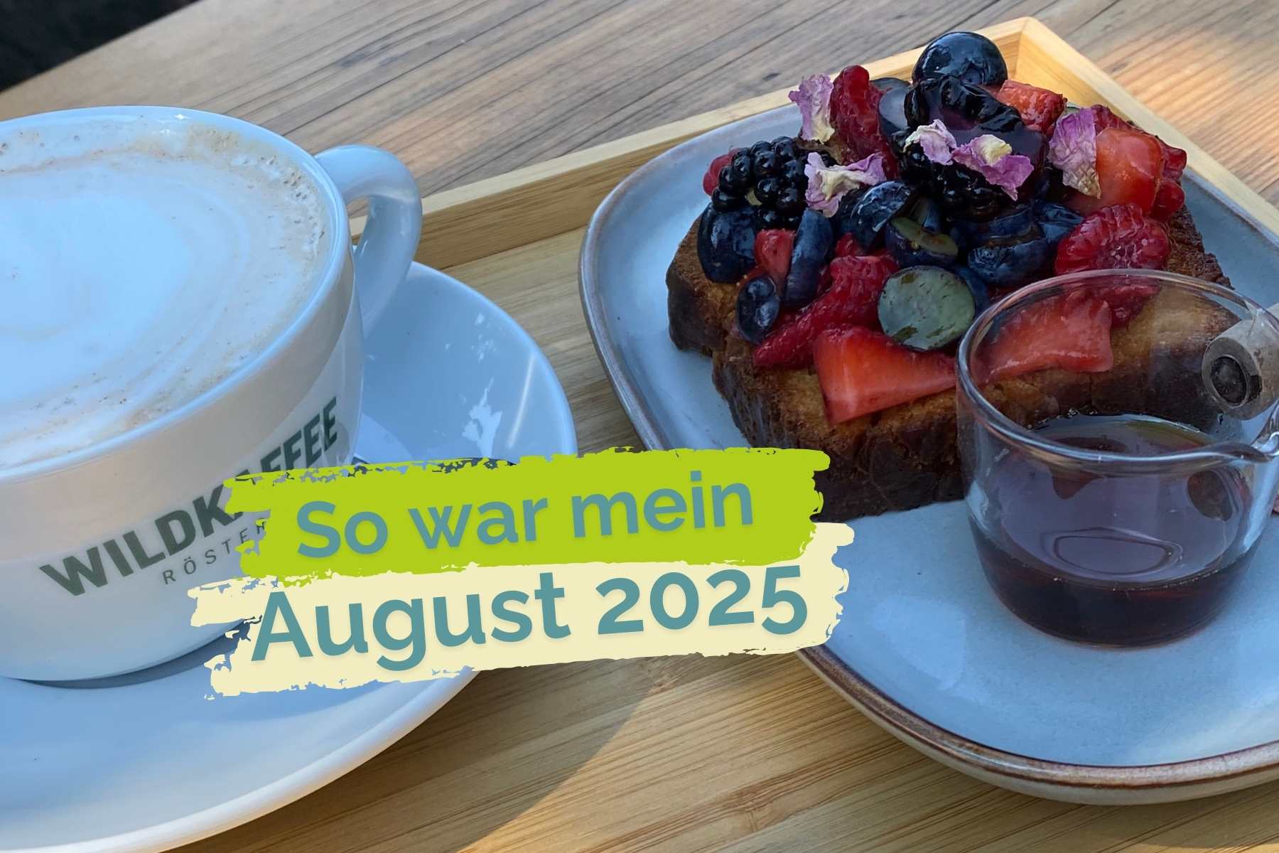 Chai Latte und French Toast mit Beeren und Ahornsirup. Darüber der Schriftzug: "So war mein August 2025"