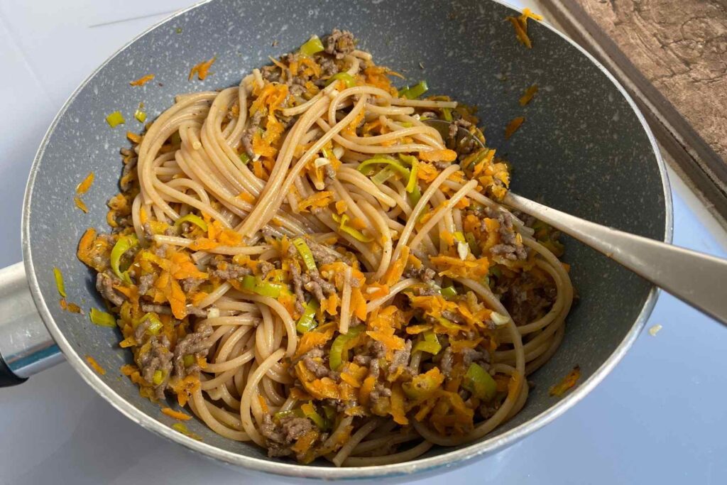 Pasta mit Hackfleisch, Karotten, Lauch