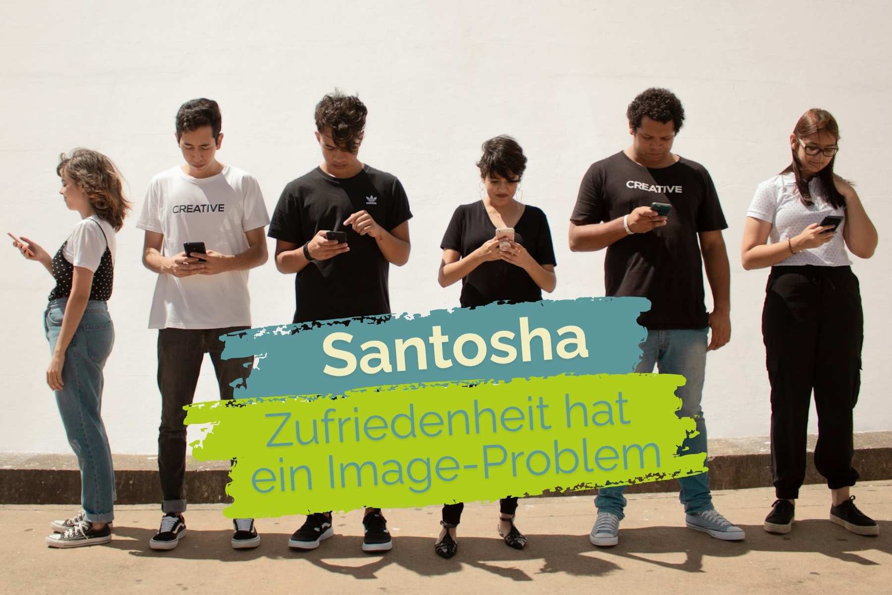 Eine Gruppe von Menschen steht nah beieinander, jede Person starrt auf ihr Handy. Davor der Schriftzug: "Santosha: Zufriedenheit hat ein Image-Problem"