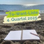 Aufgeschlagenes Journal am Strand mit Blick aufs Meer, darüber der Schriftzug: "To-Want-Liste 4. Quartal 2025"