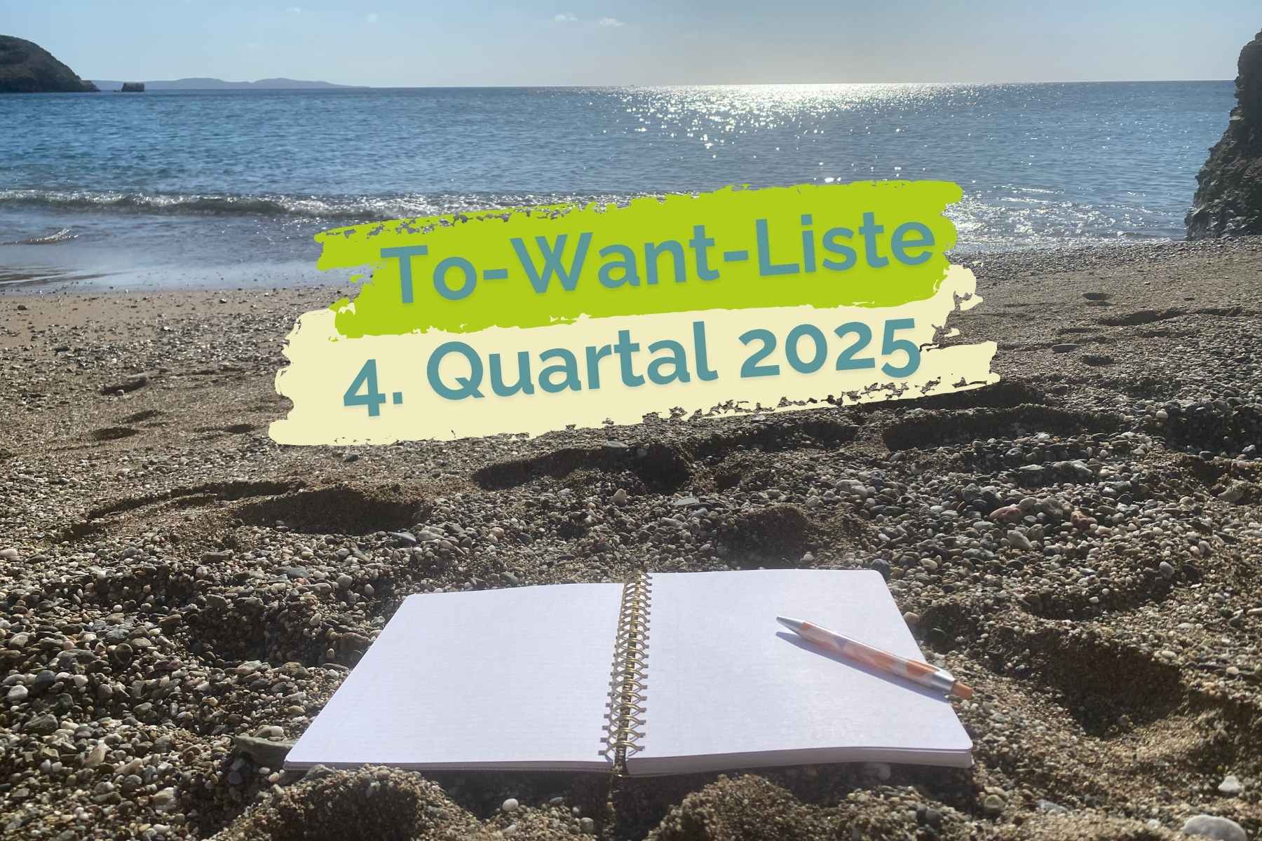 Aufgeschlagenes Journal am Strand mit Blick aufs Meer, darüber der Schriftzug: "To-Want-Liste 4. Quartal 2025"