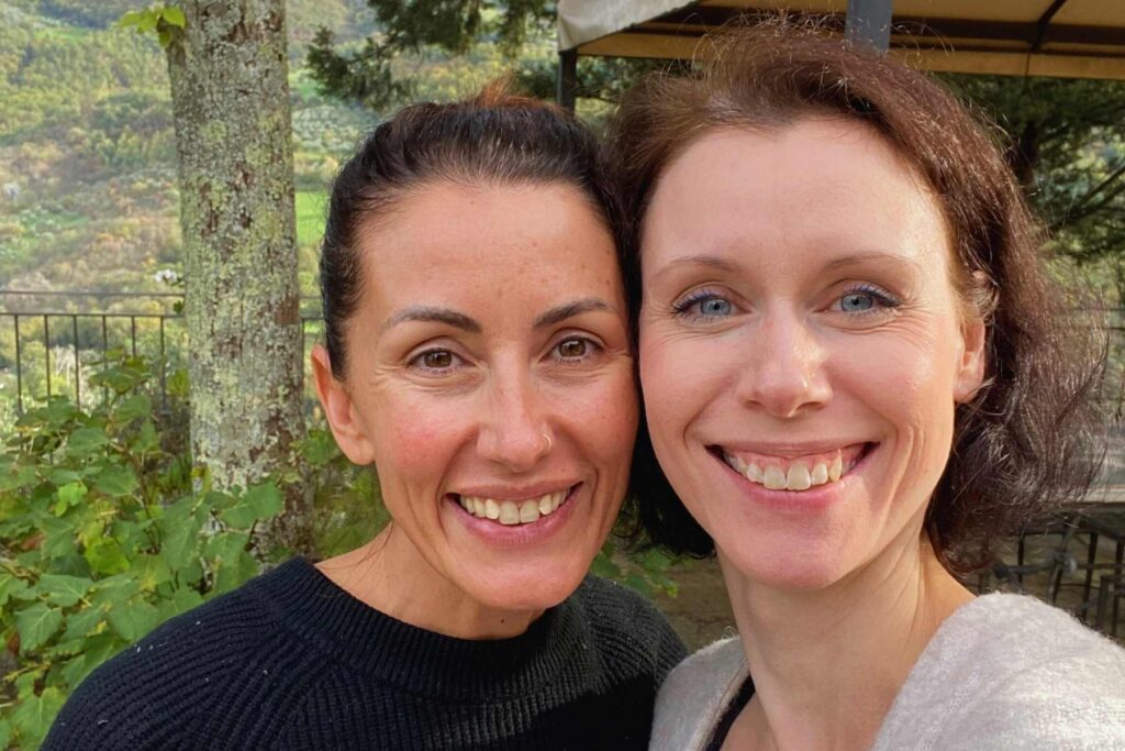 Die Meditationslehrerinnen Natalie Backman und Stefanie Seher in der Toskana