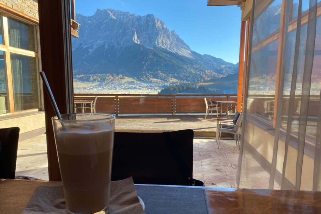 Frühstück mit Blick auf die Zugspitze