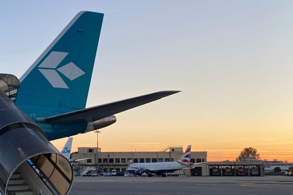 Goldene Stunde am Flughafen Florenz